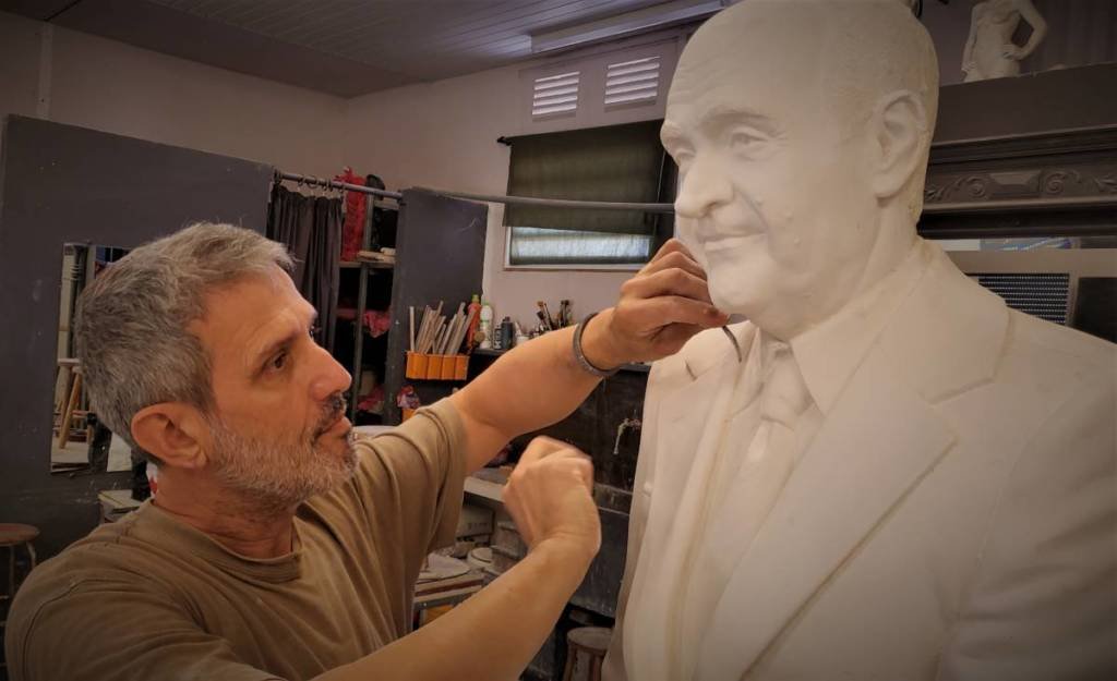 fred fichet auteur de la sculpture de la poignee de mains historique entre jlafleur et jm tjibaou alexandre rosada explique