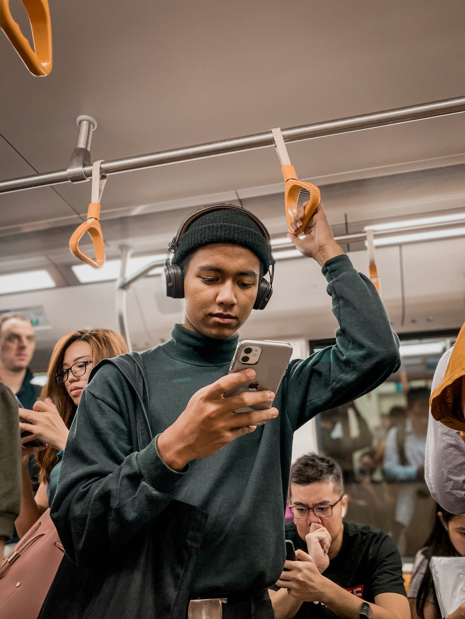 Le Smartphone : le Nouveau Miroir de Narcisse – Pourquoi nous ne savons plus regarder les autres ?